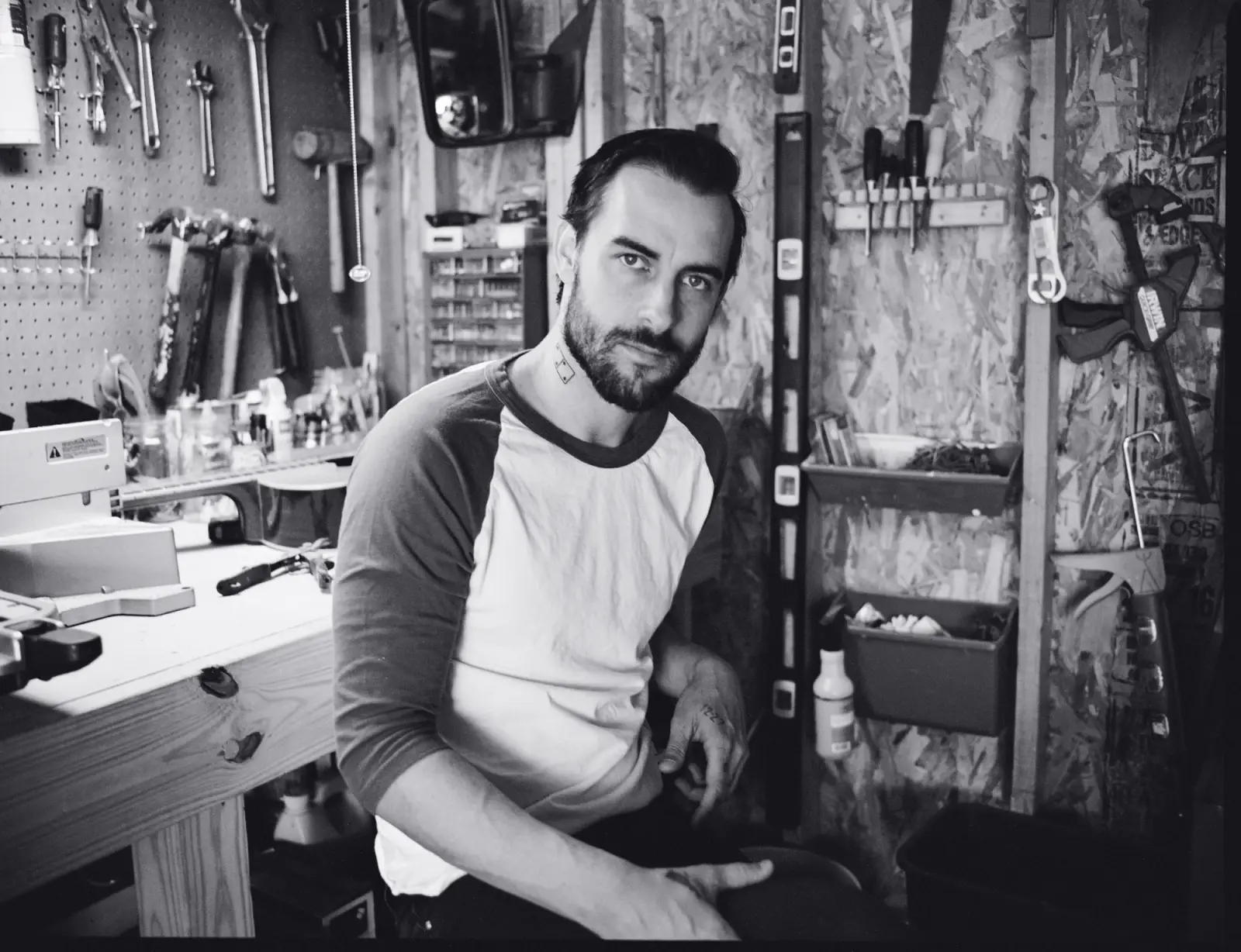 Robert Ellis comes with "Yesterday's News" and does UK tour with Courtney Marie Andrews