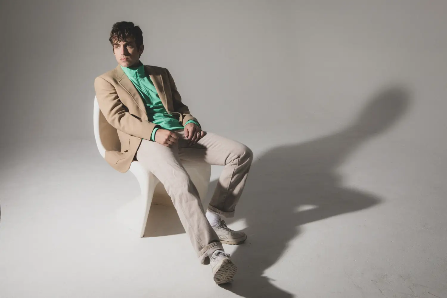 Andrew Combs premieres new song "Born Without A Clue", tours with Erin Rae