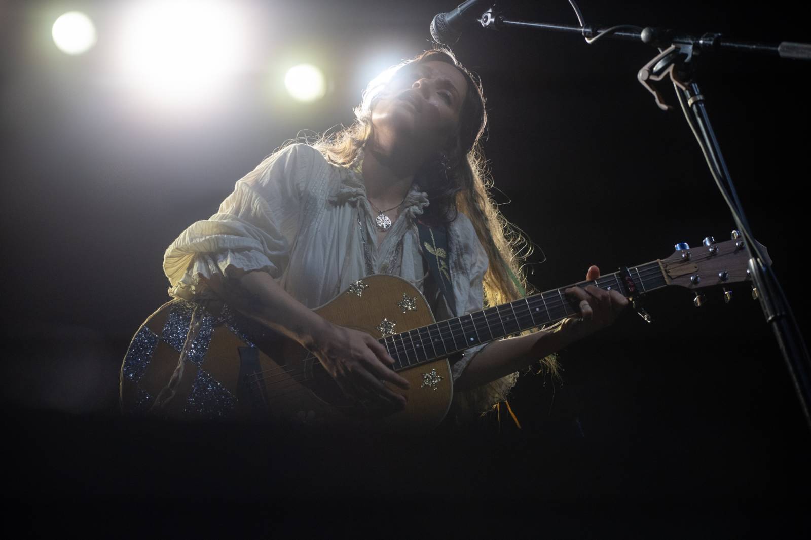 Lauren Ruth Ward brings "Medicine" to Europe next March