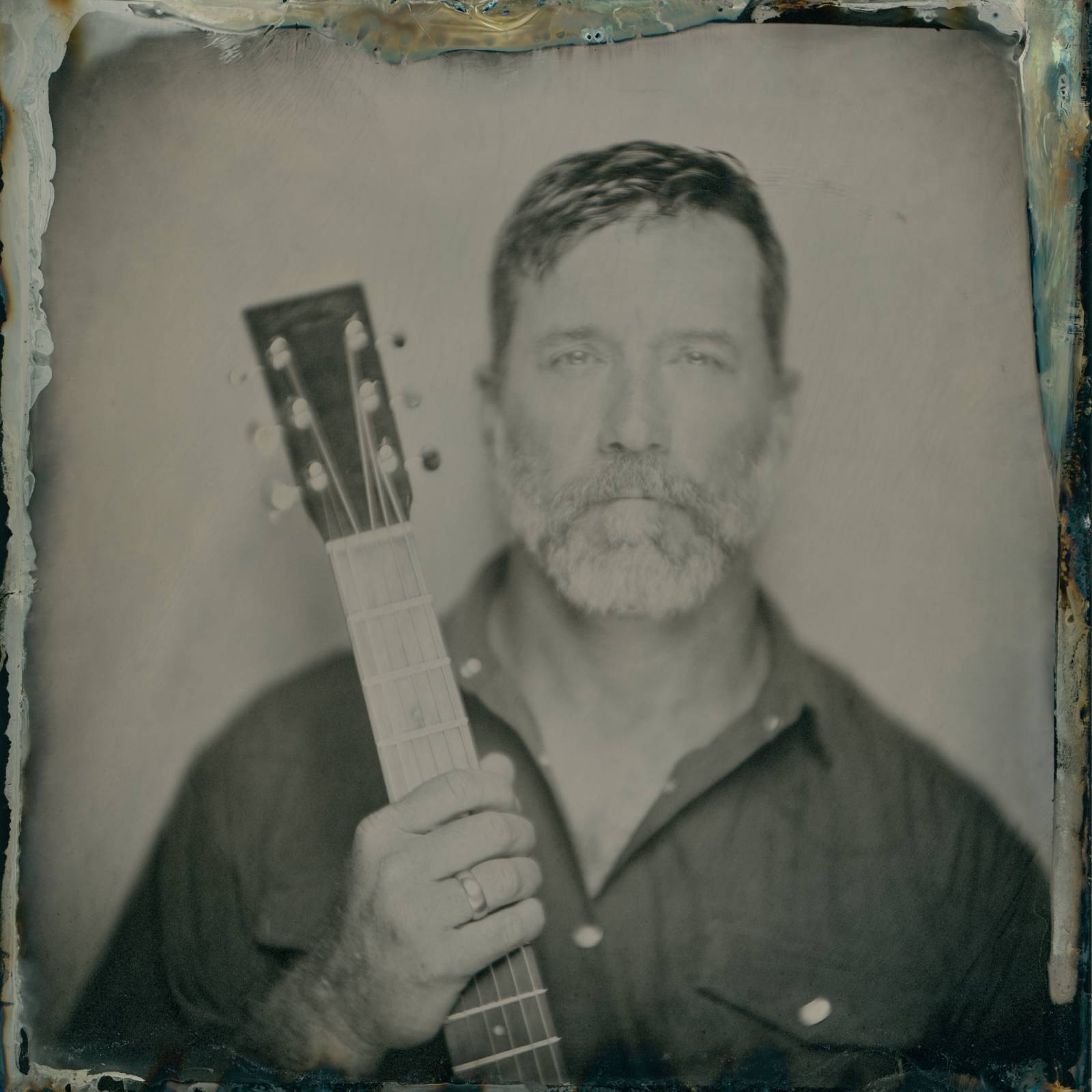 Chuck Ragan drops new single "Echo the the Halls" and plays Tilburg this Sunday