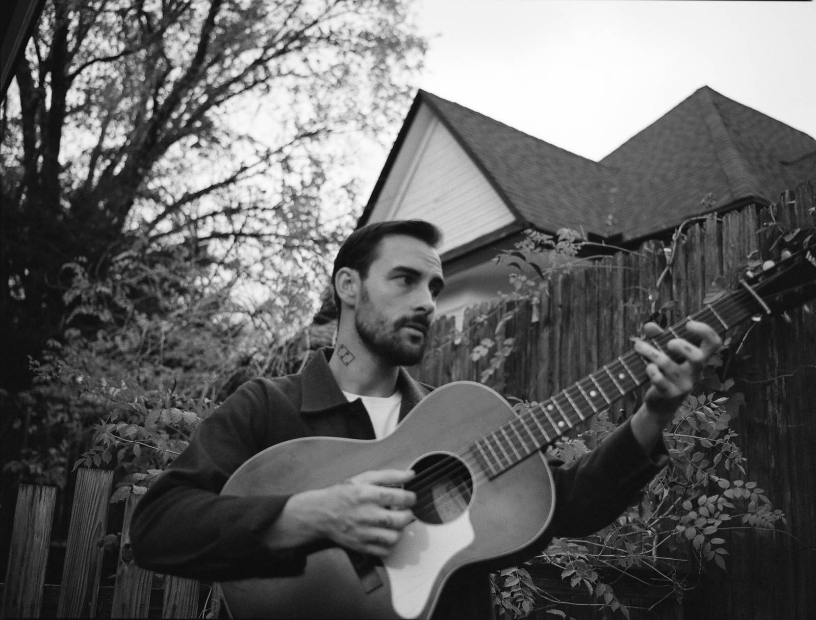 Robert Ellis takes "Yesterday's News" to Europe in October