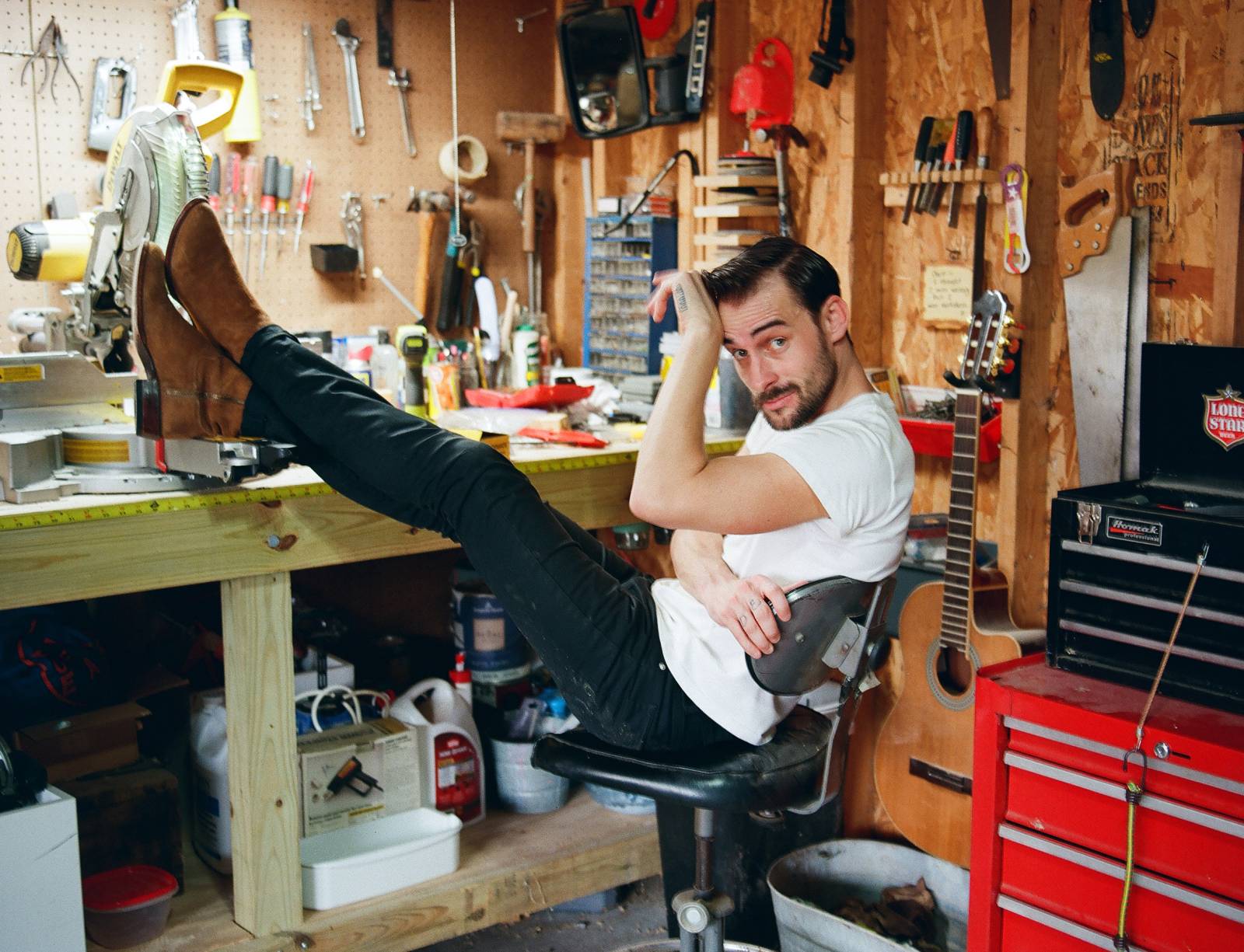 Robert Ellis shares dreamy new single “Close Your Eyes” and announces EU tour in October