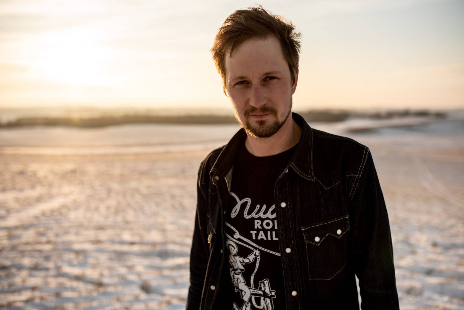 Del Barber over for a string of UK shows with "Easy Keeper"