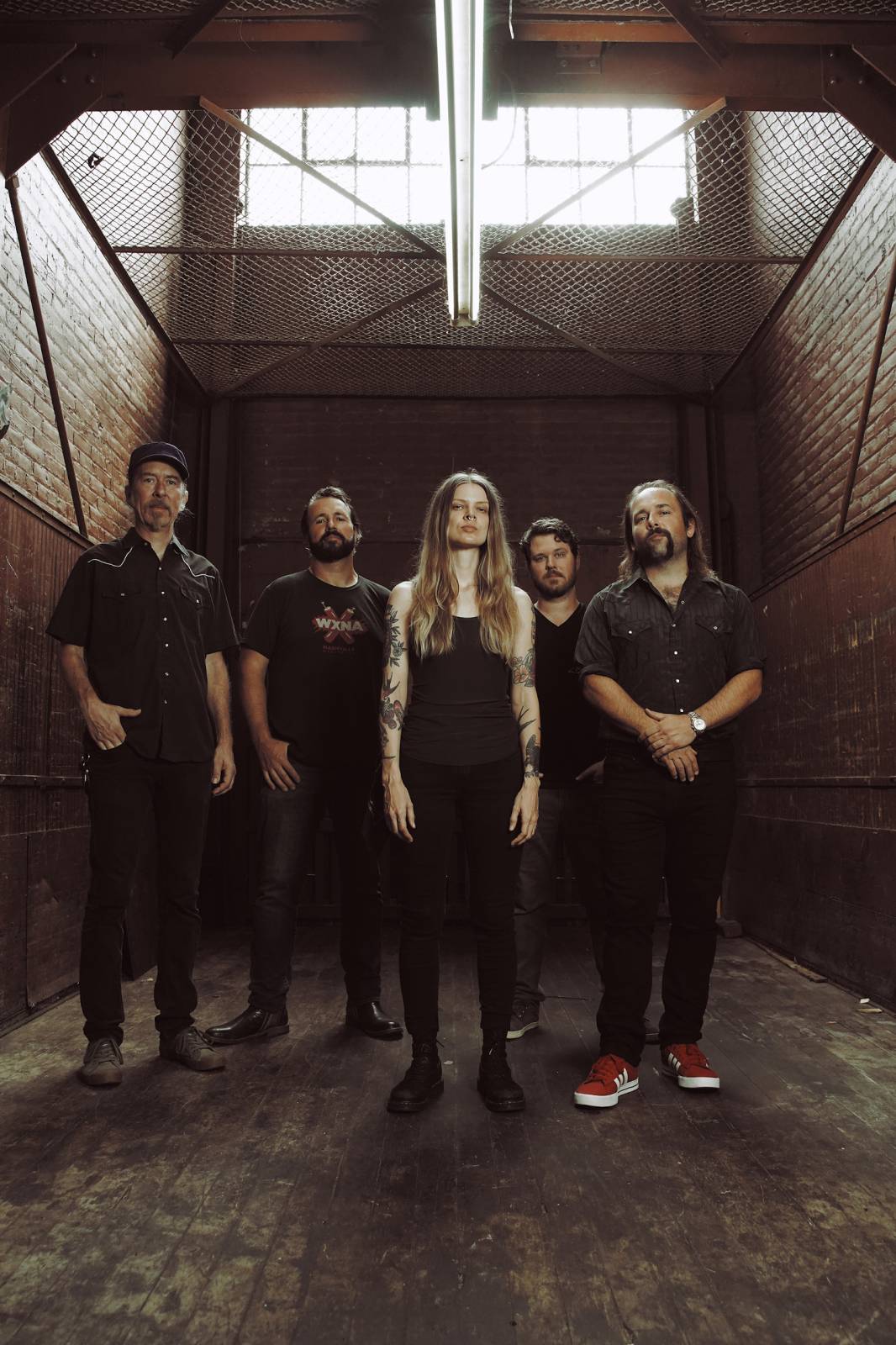 Sarah Shook & the Disarmers adds extra tour dates and releases "Nightroamer" early 2022